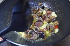 孩子頭發稀黃可能是由這些因造成:營養不良